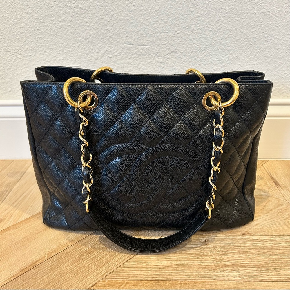 Iconic CHANEL Grand Shopping Tote in black caviar leather with gold hardware - Picture 4 of 17